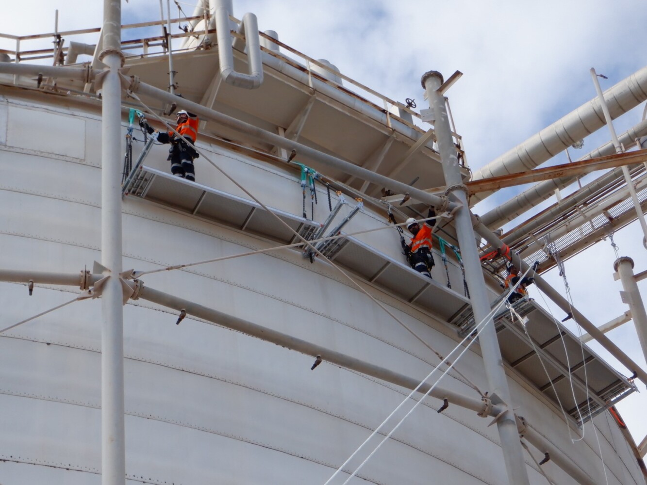 Wescott Uses Innovative Suspended Deck System to Remediate CUI on RLPG Tank